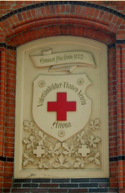 Stuckrelief des Vaterländischen Frauenvereins Altona am Eingang des Helenenstiftes (dihe auch Bilds unten)