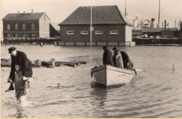 Abbergen von Personen aus dem berfluteten Hafenbereich.