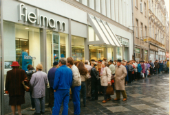 Neuerffnung in den neuen Lndern mit Menschenschlange