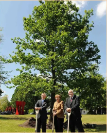 Der 1-Millionste Baum aus dem Umweltgelbnis in Anwesenheit von Bundeskanzlerin Angela Merkel